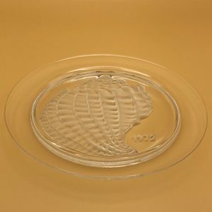 Lalique 1972 annual plate with seashell motif